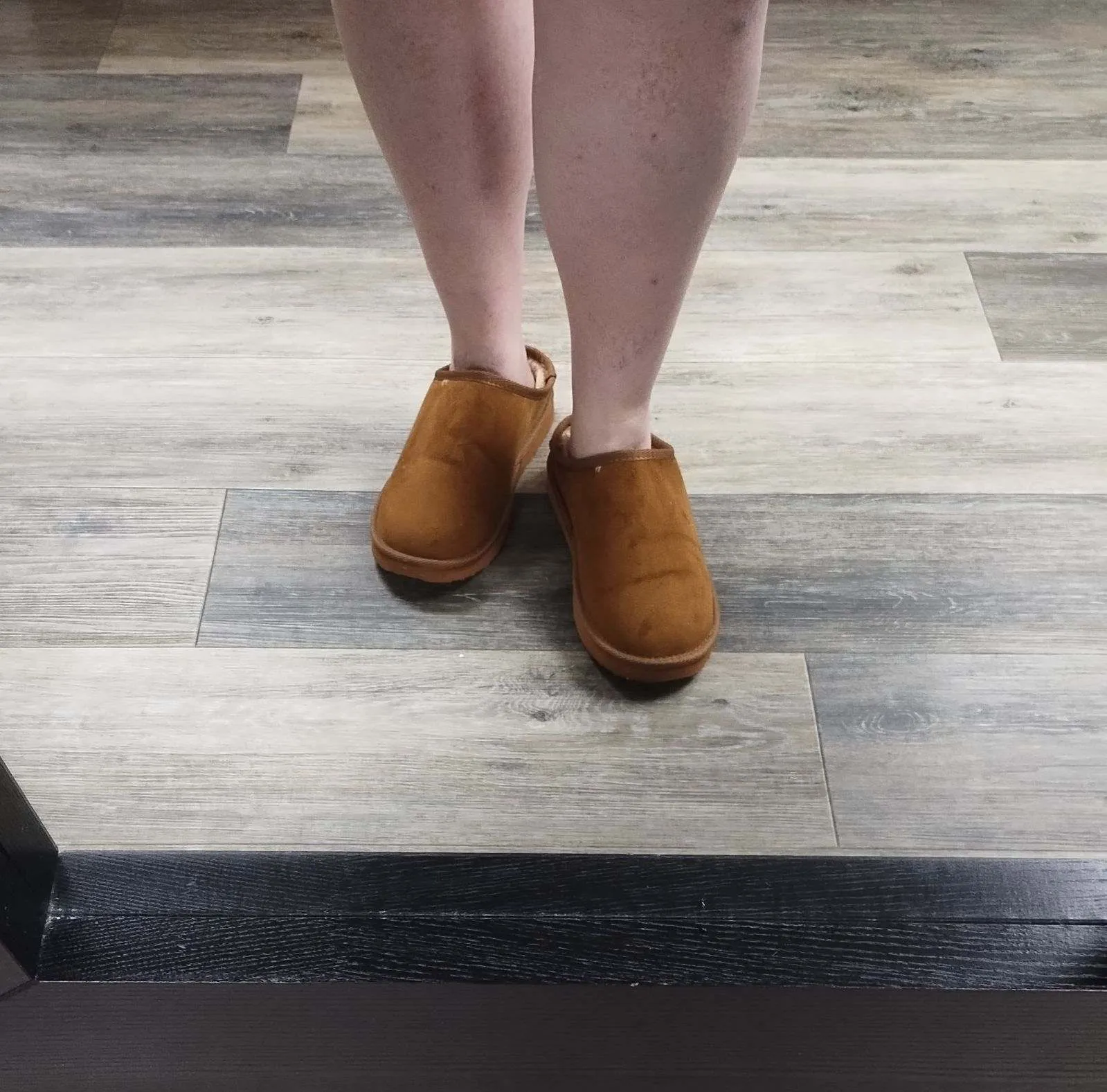 Outwoods Whiskey Gallery Fuzzy Slipper